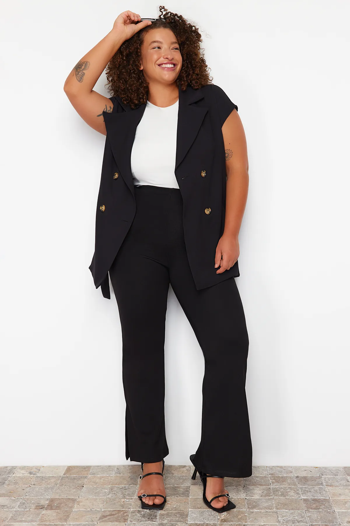 Trendyol Curve  Schwarze Strickhose mit spanischem Bein und hohem Bund und Seitenschlitz TBBSS23AR00035
