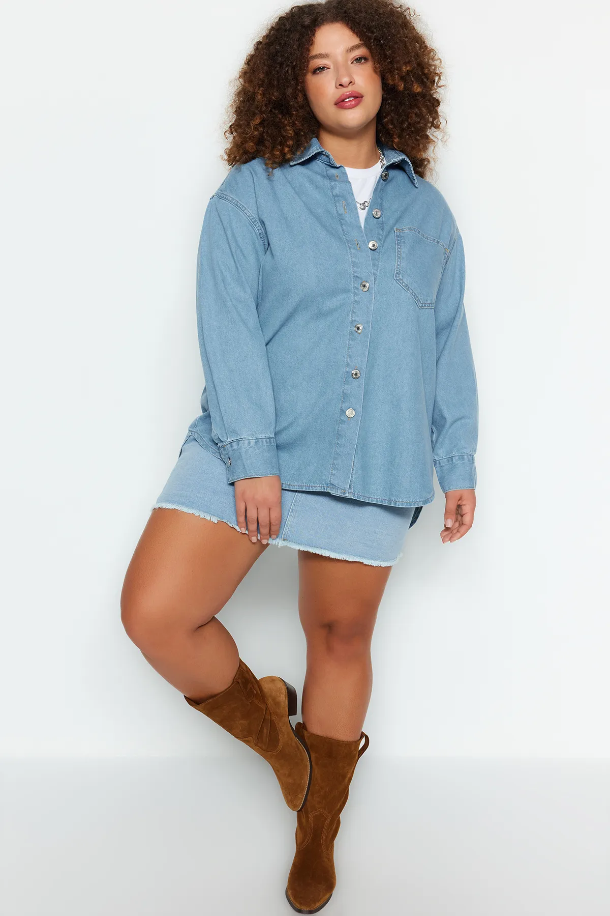 Trendyol Curve  Hellblaues Oversize-Jeanshemd TBBAW24AX00016