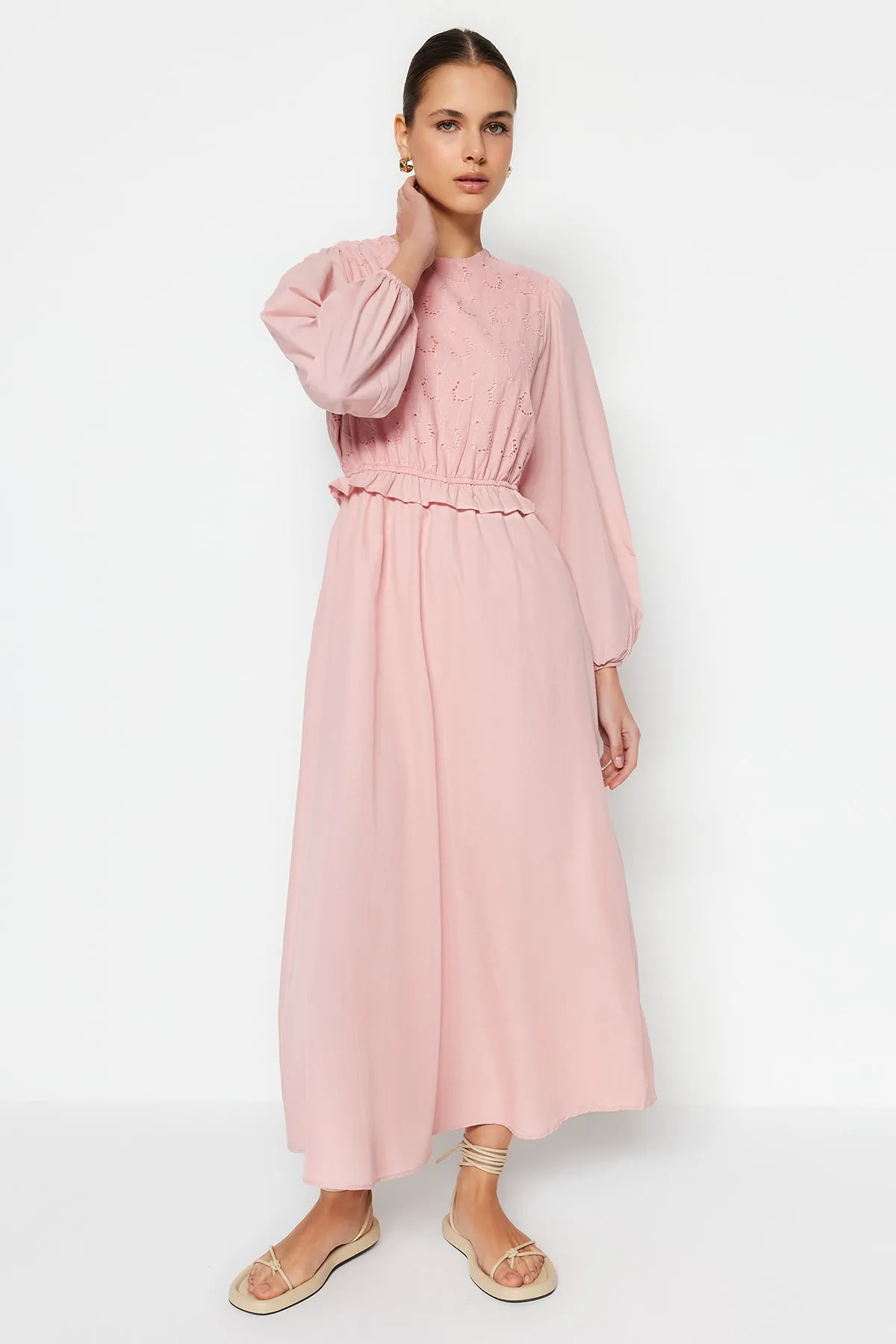 Trendyol Modest  Hellrosa Kleid aus gewebter Baumwolle mit Stickereien und Rüschendetails TCTSS23EB00053