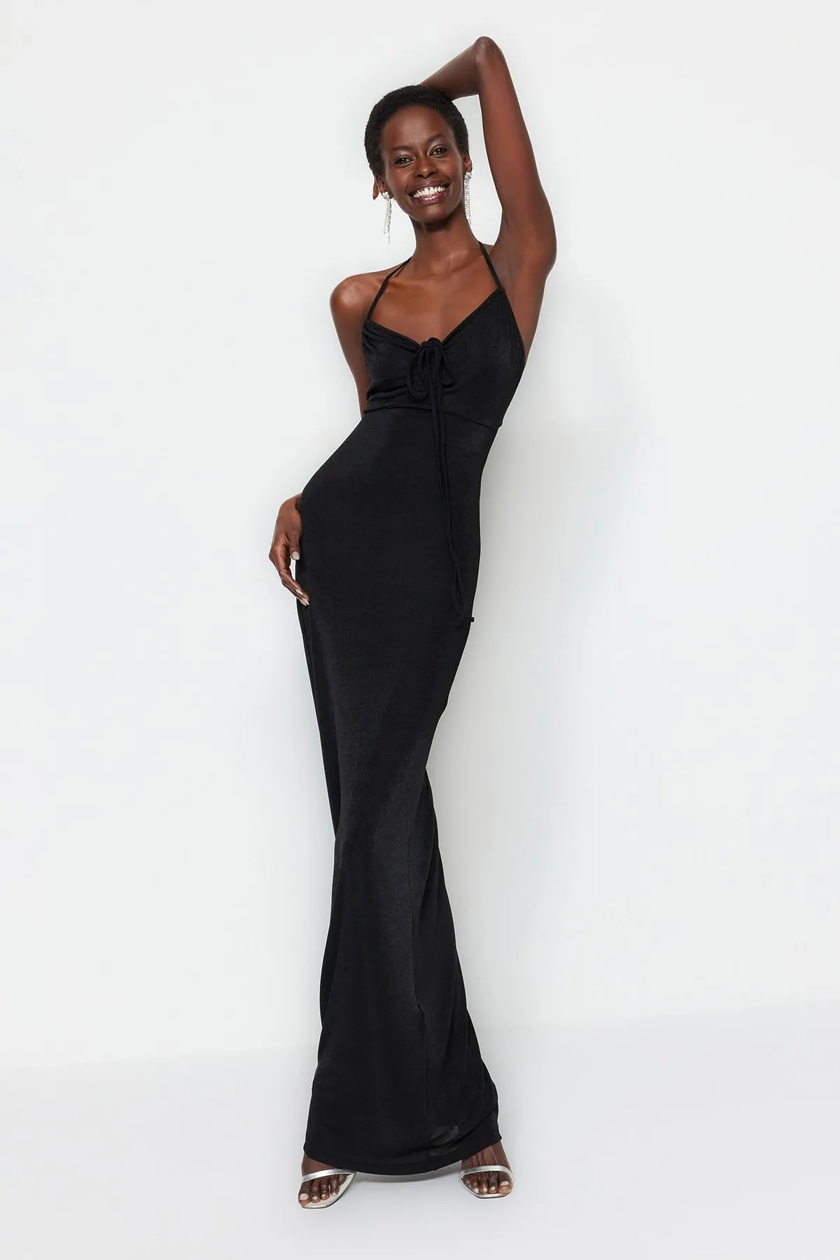 Trendyol Collection  Schwarzes, figurbetontes, langes Abendkleid aus Strick mit Glitzer TPRSS23AE00113