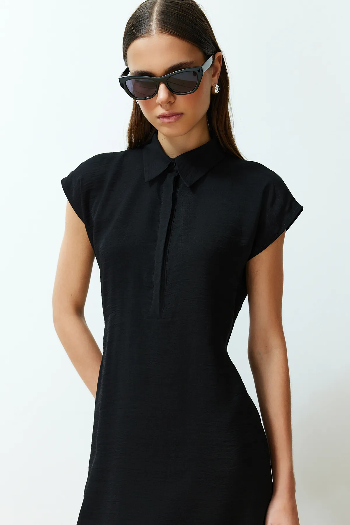 Trendyol Collection  Schwarzes, gewebtes Aerobin-Maxikleid mit A-Linien-Hemdkragen TWOSS24EL00621