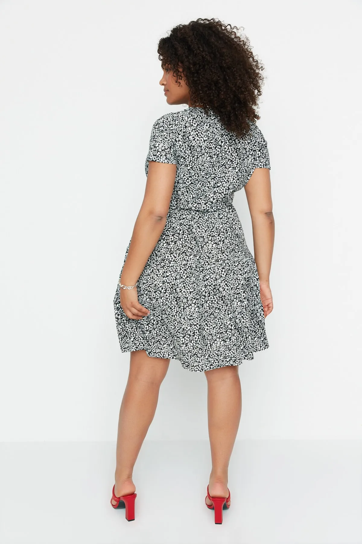 Trendyol Curve  Schwarzes Strickkleid mit V-Ausschnitt und Blumenmuster TBBSS22EL1638