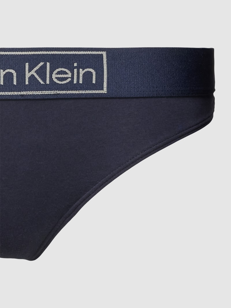 String mit Label-Stitching in marineblau