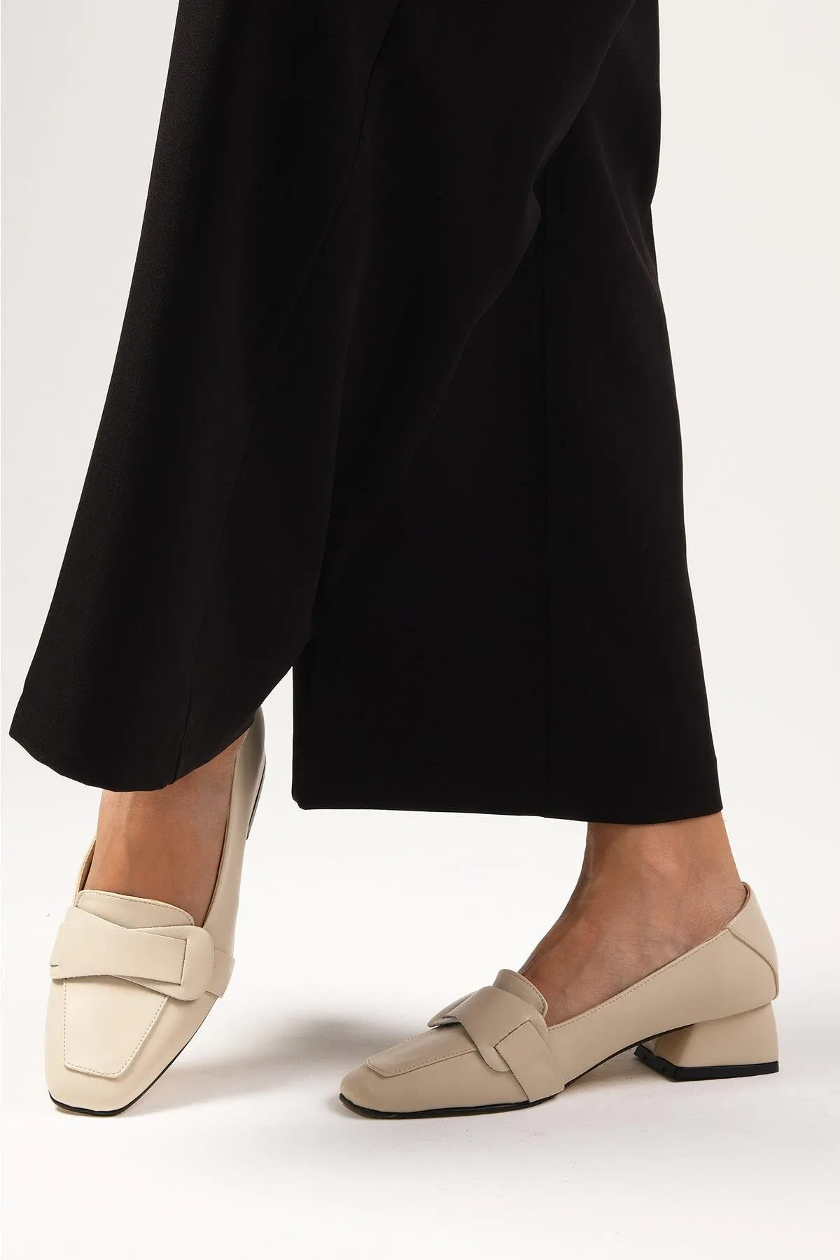 Mio Gusto  Anneka Beigefarbene, stumpfe Damenschuhe mit kurzem Absatz