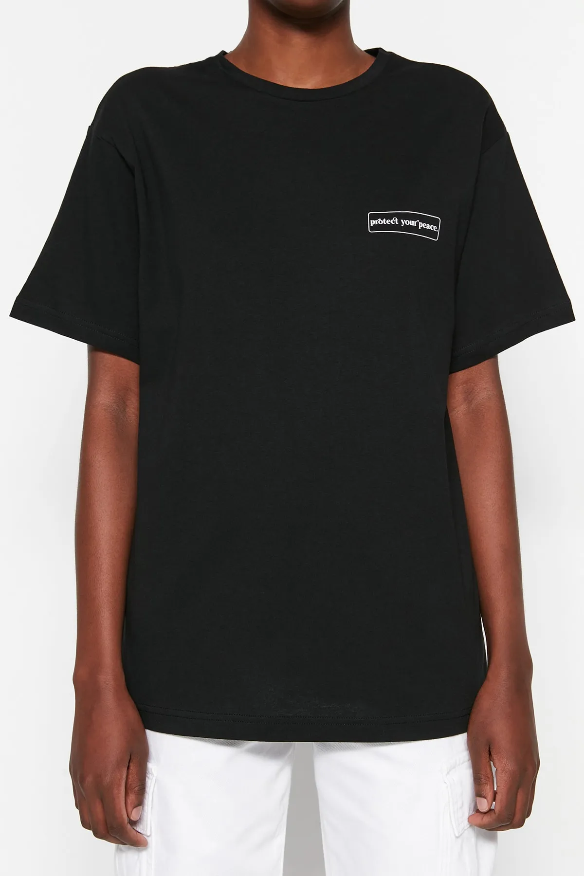 Trendyol Collection  Schwarzes, bedrucktes Boyfriend-Strick-T-Shirt mit Rundhalsausschnitt aus 100 % Baumwolle TWOSS23TS00113