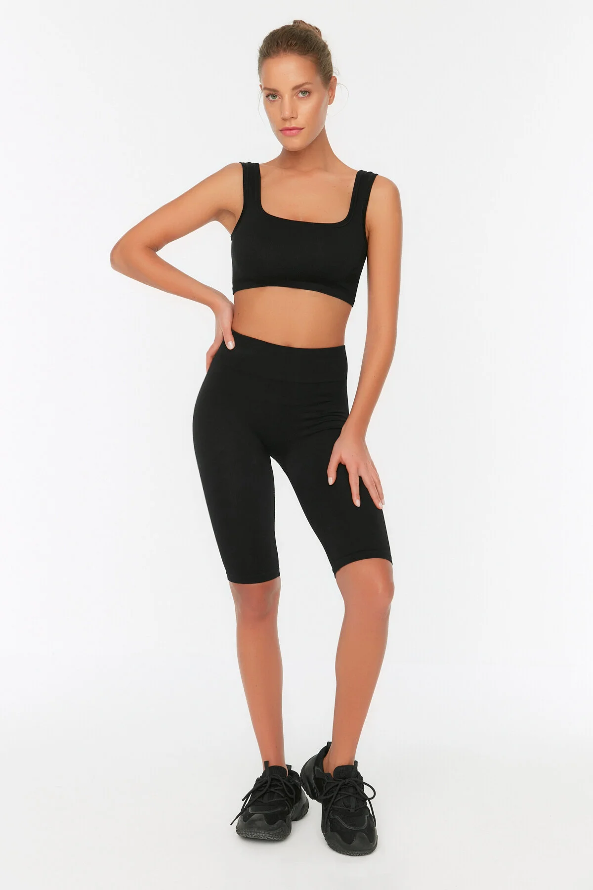 Trendyol Collection  Schwarze nahtlose/nahtlose gerippte Biker-/Radfahrer-/kurze gestrickte Sport-Leggings TWOSS21TA0013