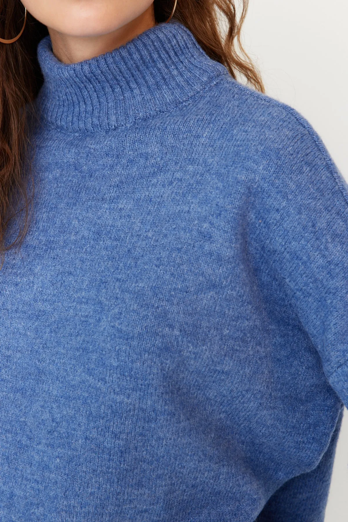 Trendyol Collection  Blauer, weich strukturierter Strickpullover mit Stehkragen und weiter Passform TWOAW23KZ00469