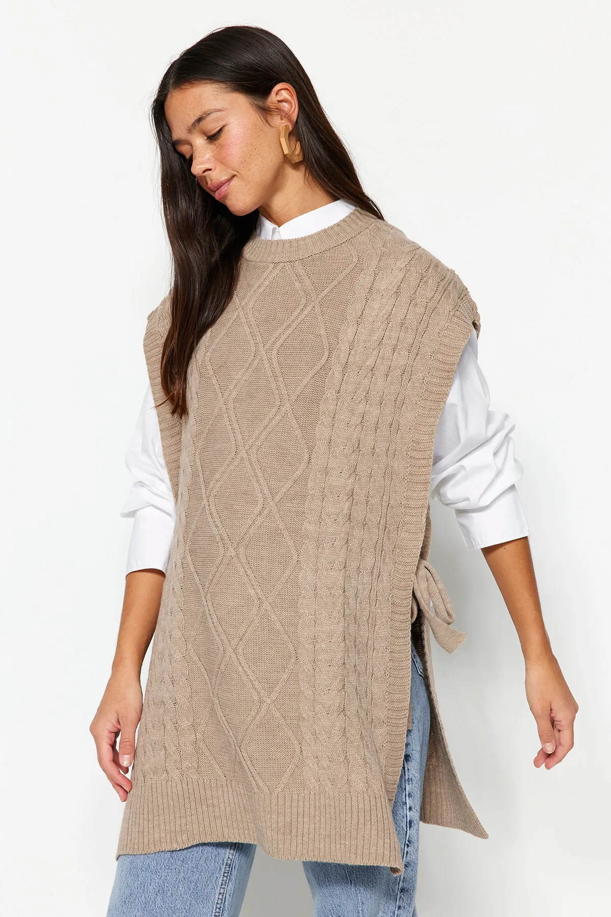 Trendyol Modest  Steinfarbener geflochtener Strickpullover mit Bindeband an der Taille TCTAW22UV0018