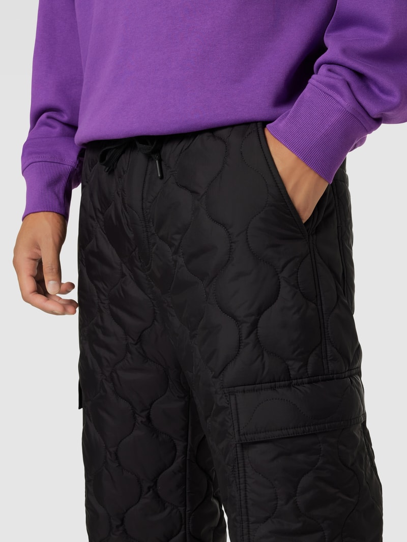 Jogpants mit Steppnähten in schwarz