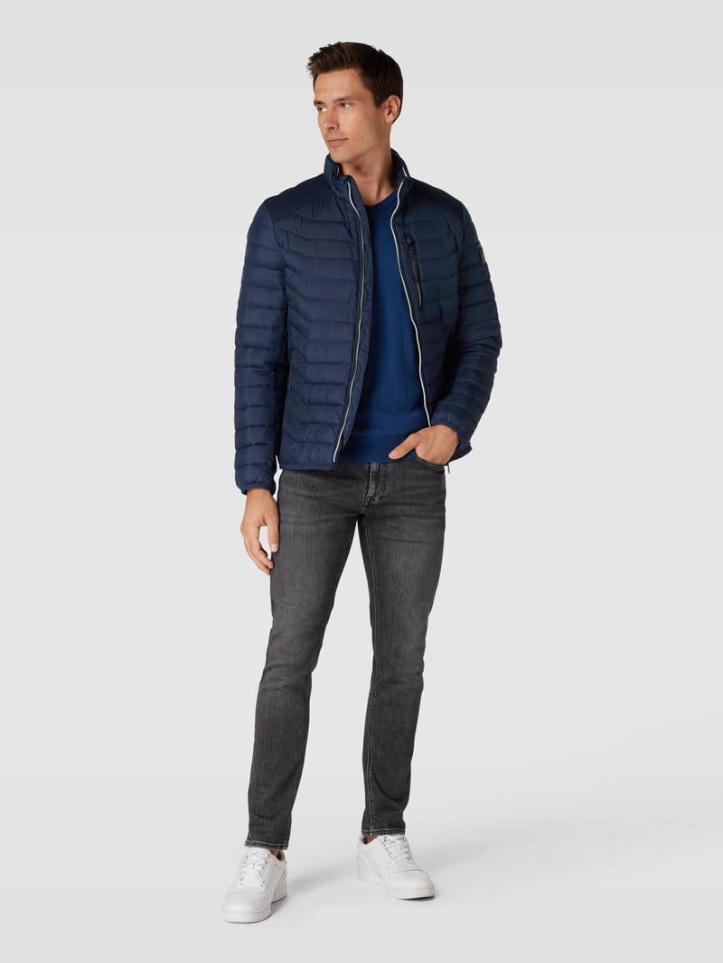 Steppjacke mit Label-Patch in marineblau