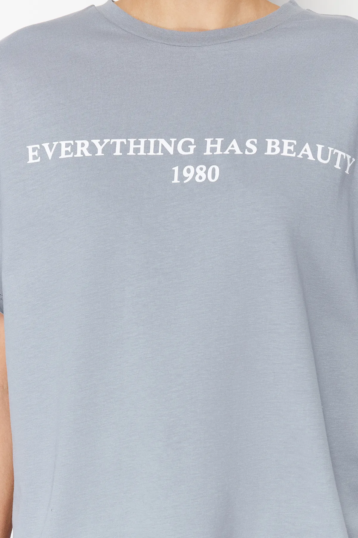 Trendyol Collection  Graues, locker geschnittenes, gestricktes T-Shirt aus 100 % Baumwolle mit Slogan-Aufdruck TWOSS19GH0034