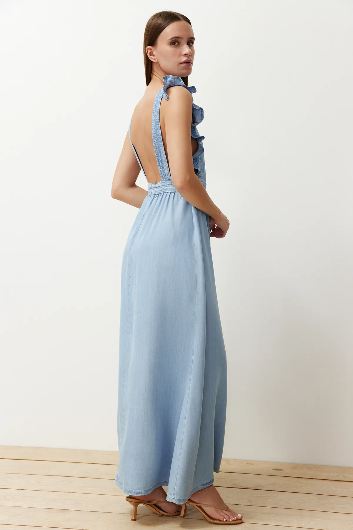 Trendyol Collection  Hellblaues Maxi-Jeanskleid mit Trägern und Rüschendetail TWOSS24EL00833