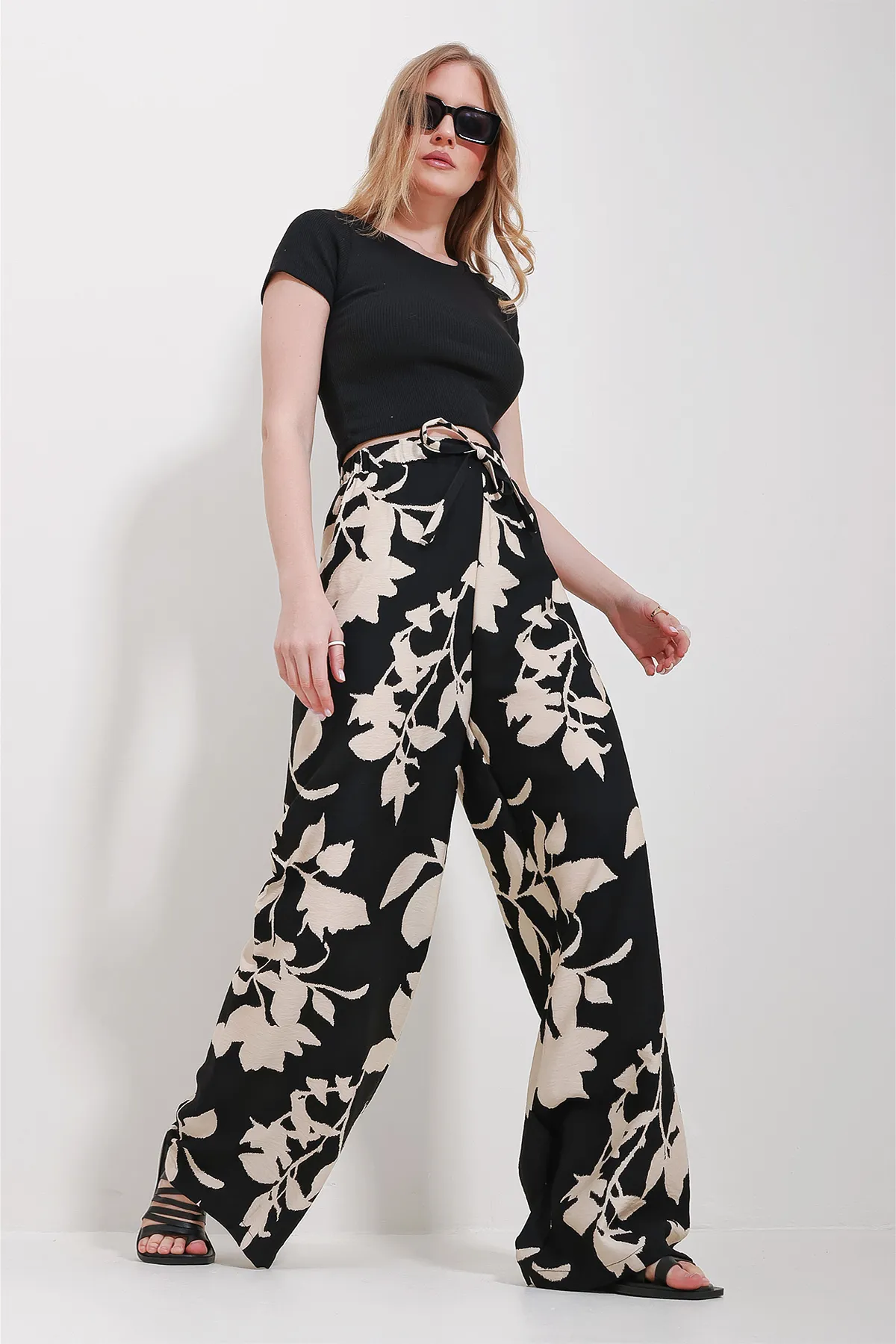 Trend Alaçatı Stili  Damenhose mit lässigem Schnitt und Muster in Vanille-Schwarz ALC-X6528