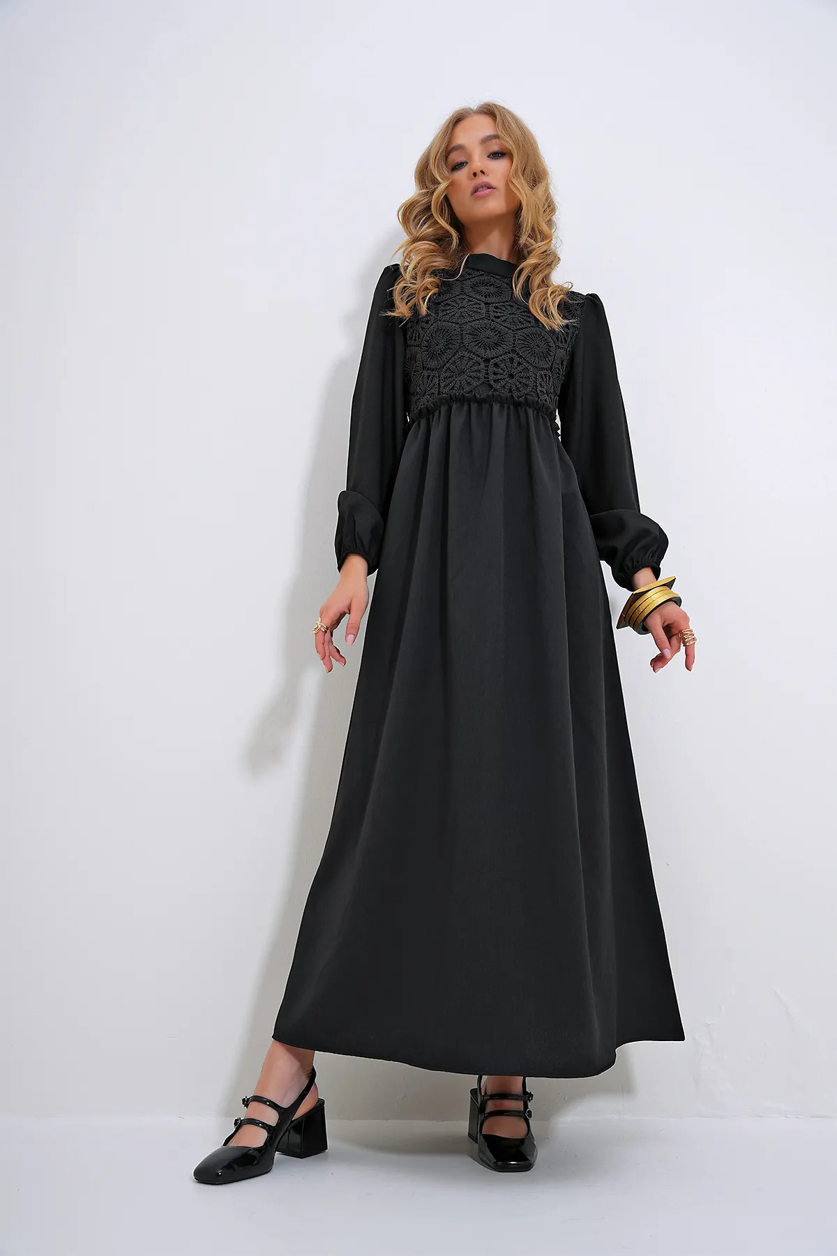 Trend Alaçatı Stili  Schwarzes Damen-Kleid mit Stehkragen, gehäkeltem geflochtenem Reißverschluss auf der Rückseite ALC-X12025
