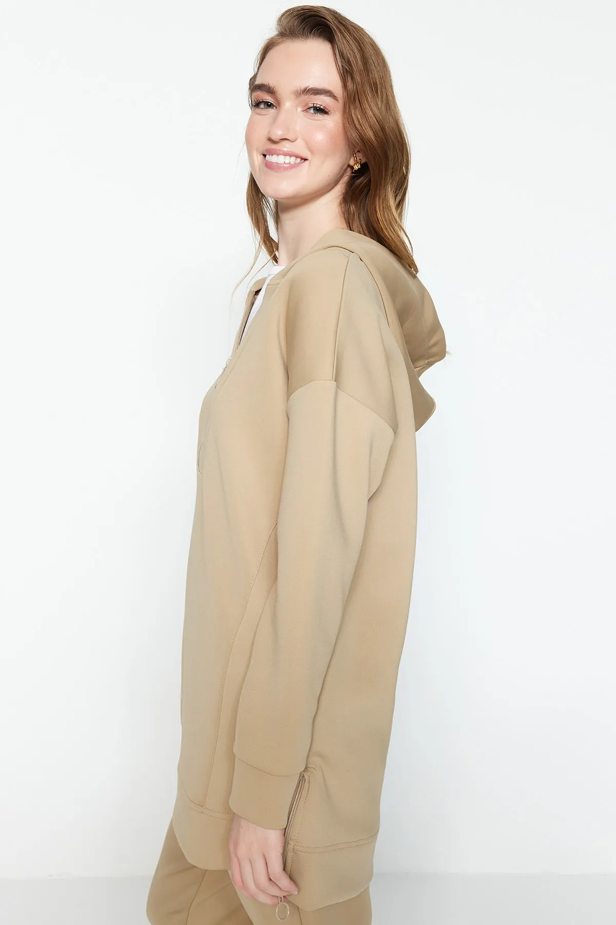 Trendyol Modest  Cremefarbener Trainingsanzug mit Reißverschluss vorne und weicher Struktur aus Scuba-Strick TCTSS23EN00005