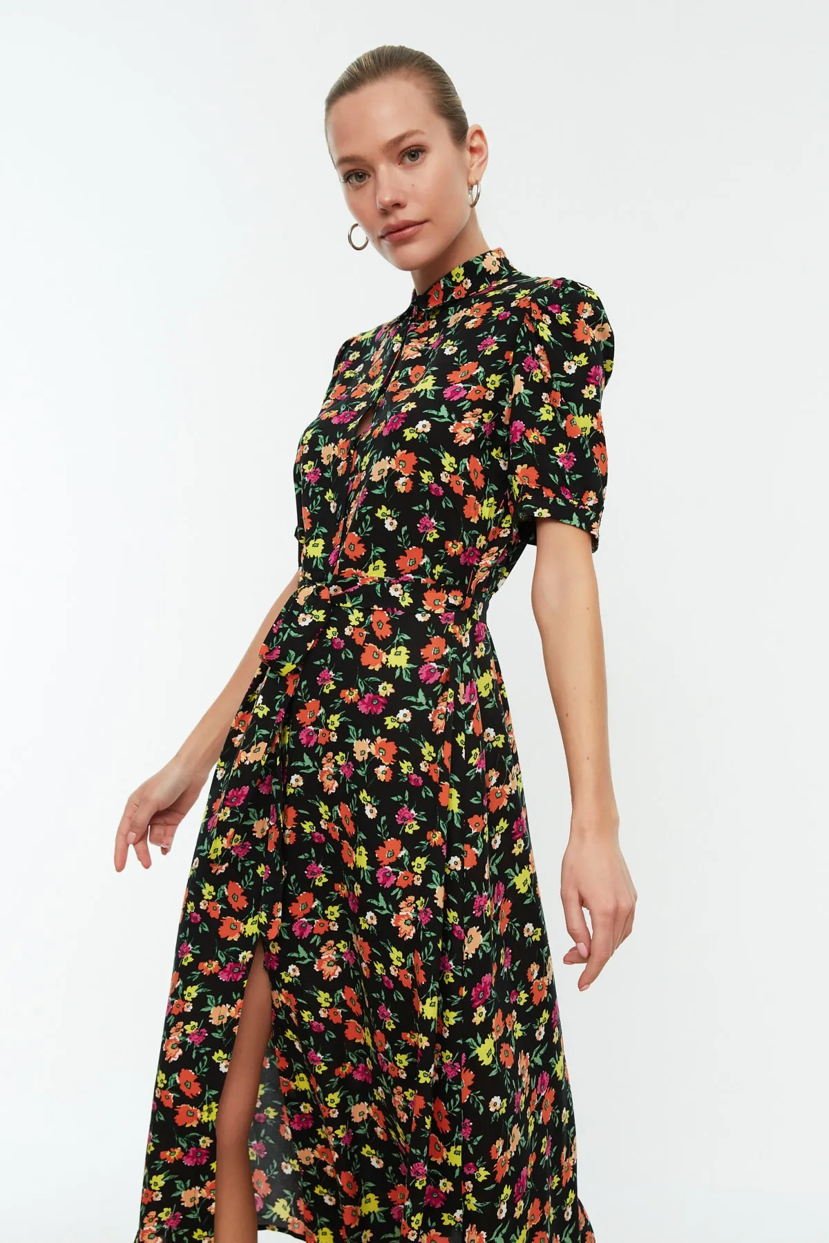 Trendyol Collection  Schwarzes, gewebtes Midi-Hemdkleid aus Viskose mit Blumendruck und Gürtel TWOSS20EL1559