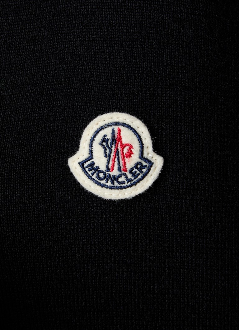 Moncler Tricot -hieno neuletakki, joka on valmistettu neitsytvillasta ja jossa on tikattu etu- ja takaosa.