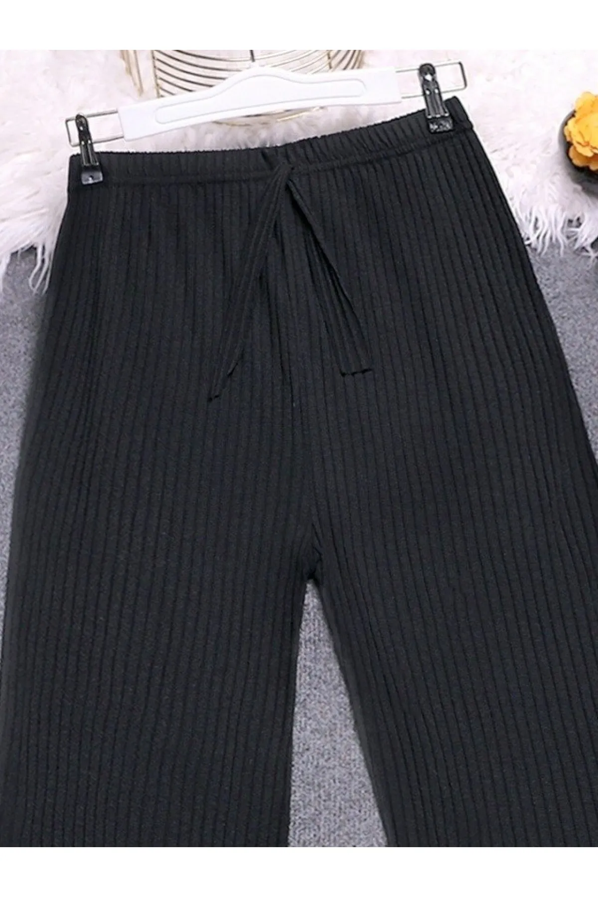 Modamorfo  Lockere, gerippte Hose mit Spitzendetail