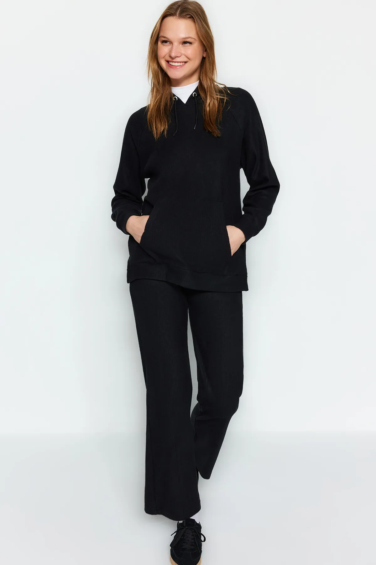 Trendyol Modest  Schwarzes Sweatshirt-Hose-Set mit Kapuze und Unterteil aus Strick TCTAW24AU00002