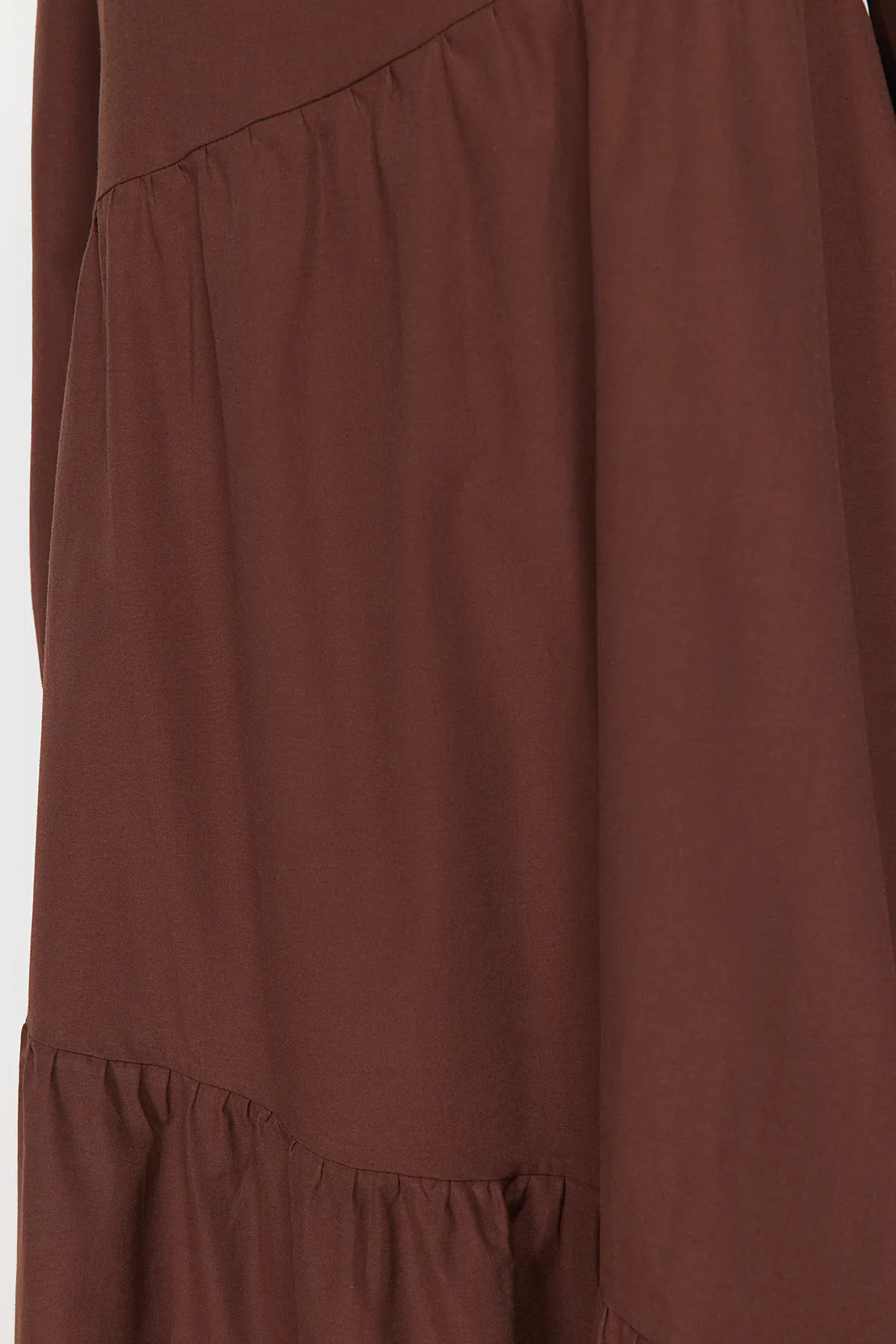 Trendyol Modest  Braunes, gerafftes Popeline-Gewebekleid mit Rundhalsausschnitt TCTSS21EL3470