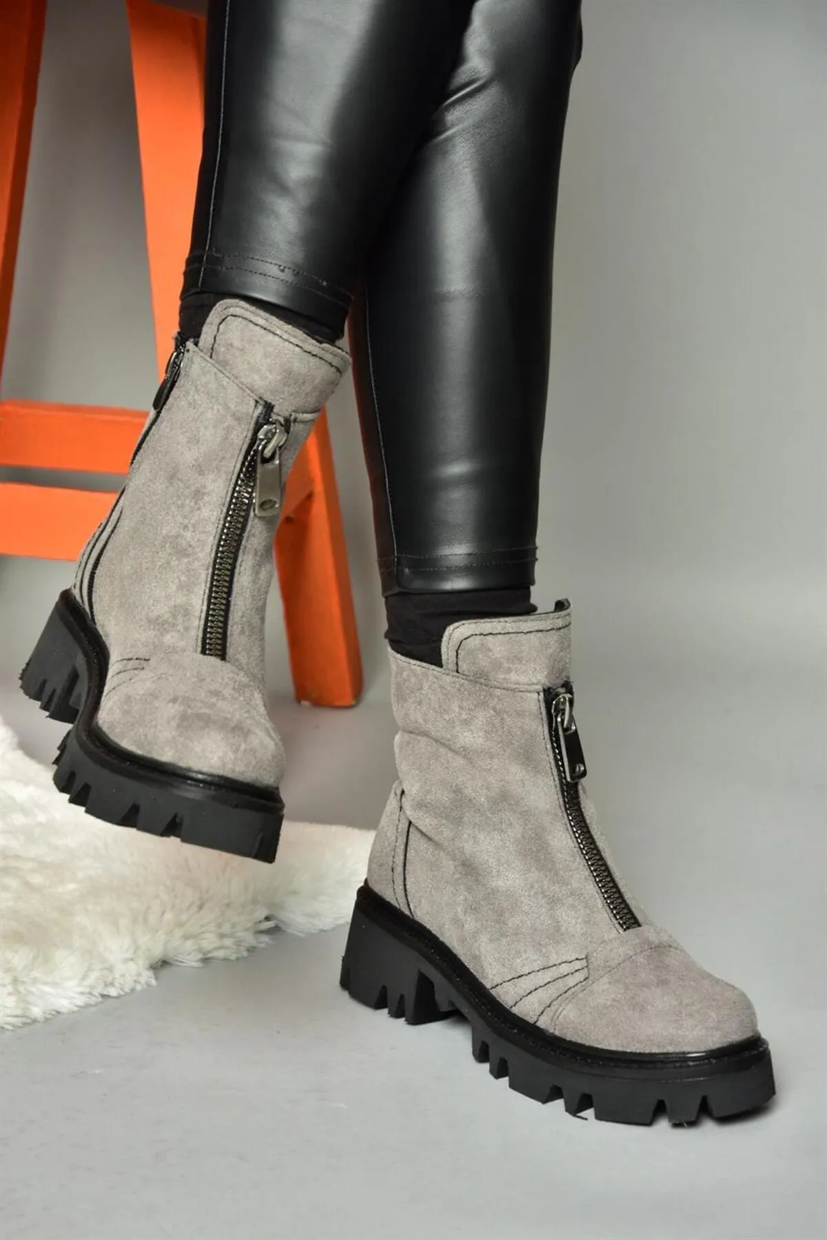 Fox Shoes  Graue Damenstiefel aus Wildleder mit dicken Sohlen