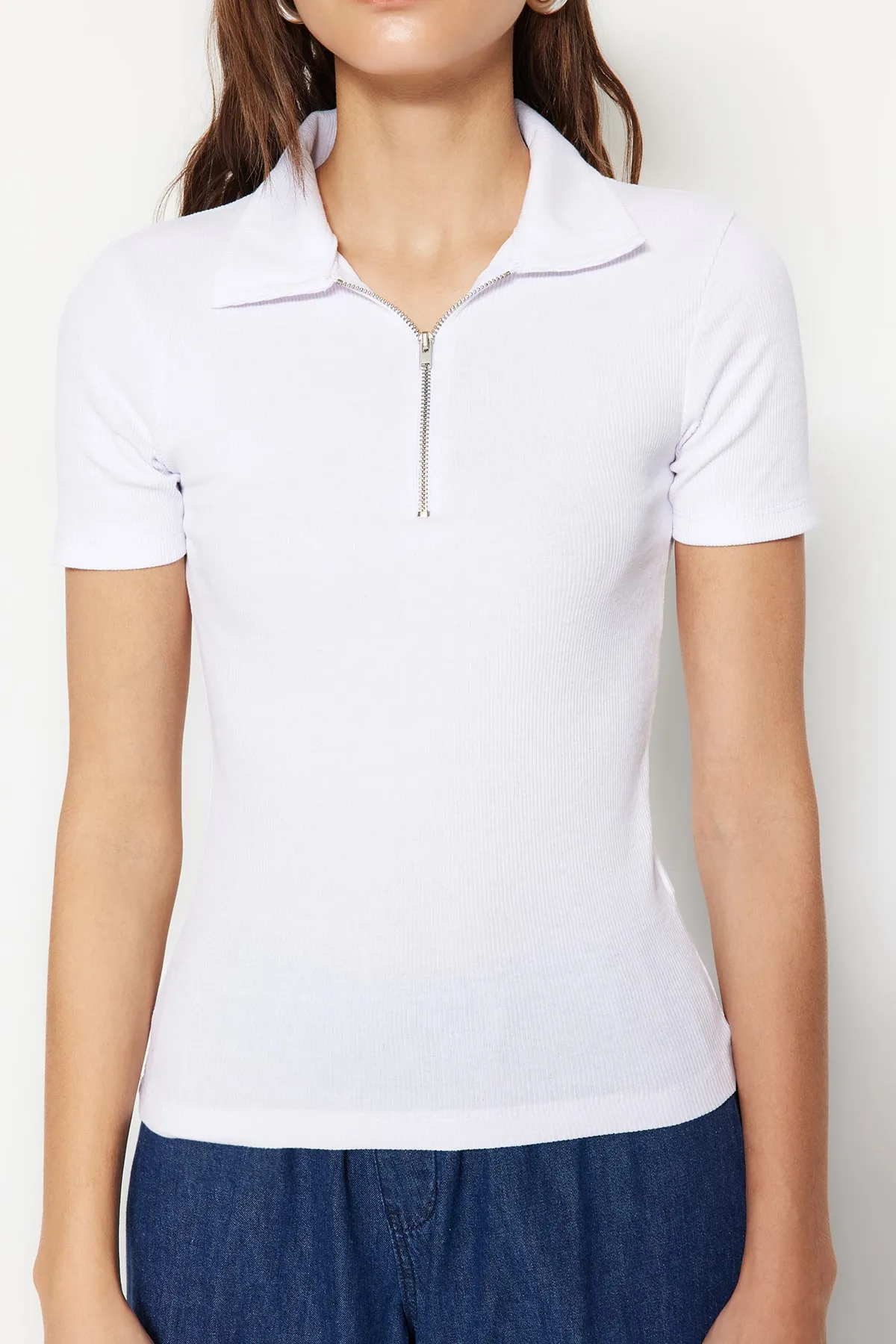 Trendyol Collection  Weiße gerippte, dehnbare Strickbluse mit Reißverschluss und detailliertem Polo-Ausschnitt TWOSS23BZ00496