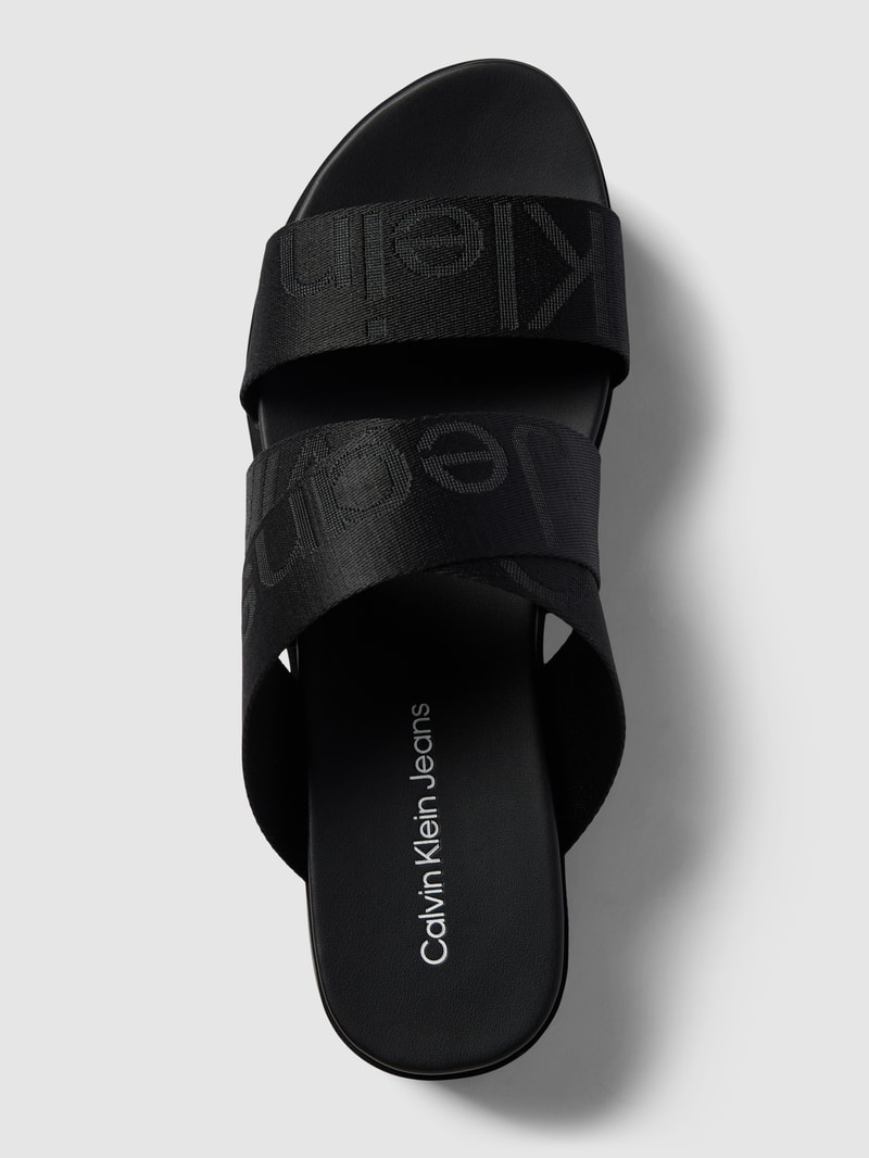 Sandalen mit Plateausohle und Label-Detail in schwarz