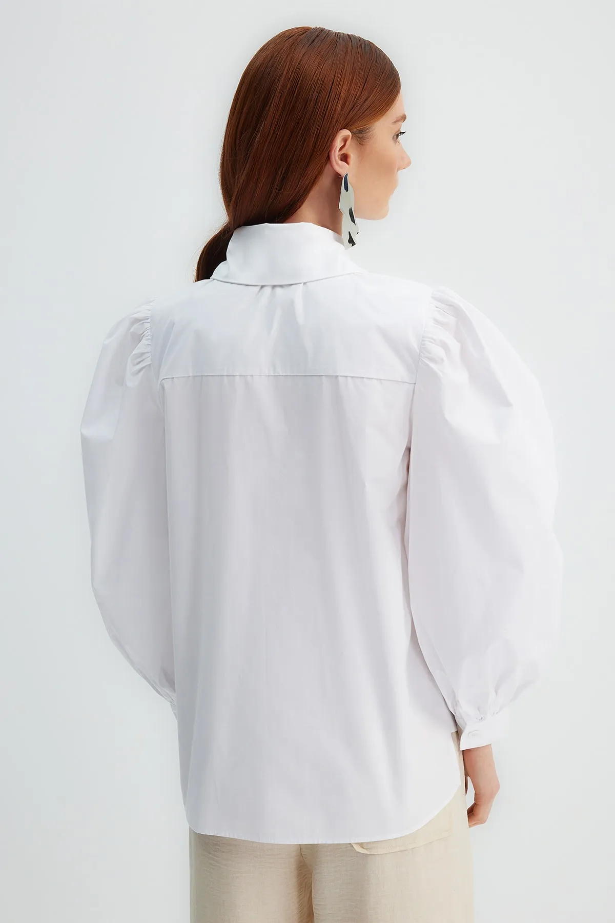 Trendyol Modest  X Kevser Sarıoglu Weißes Hemd mit großem Kragen und Ballonärmeln aus 100 % gewebter Baumwollpopeline TCLSS23TG00008