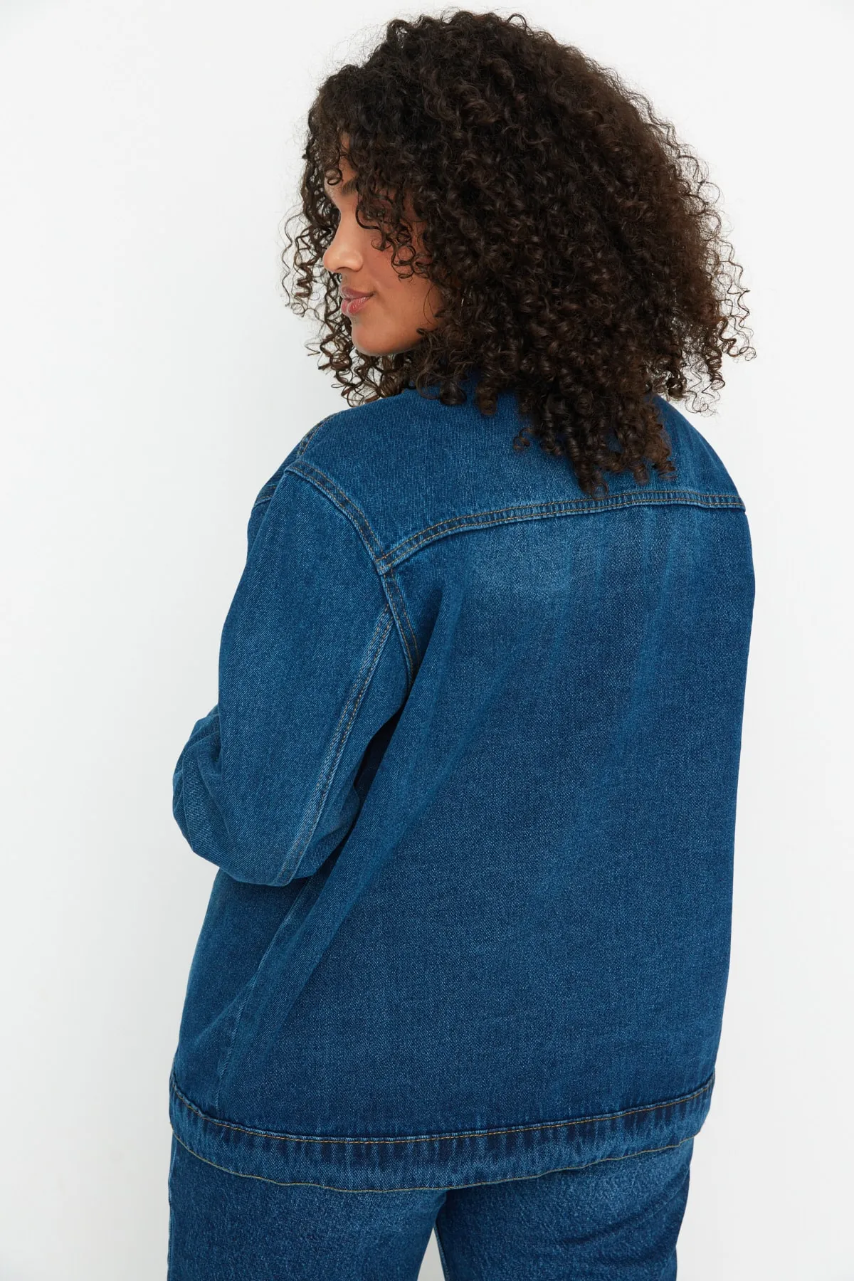 Trendyol Curve  Blaue Jeansjacke mit Taschendetail TBBSS22YE00000