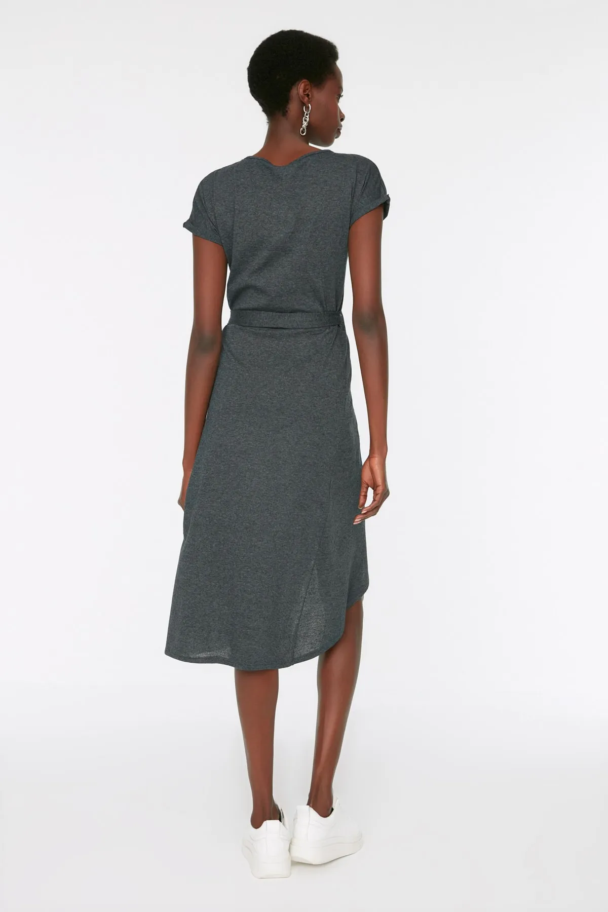 Trendyol Collection  Anthrazitfarbenes, asymmetrisches Midi-Strickkleid mit Krawatte und detaillierter Taillenöffnung/Skater TWOSS19VG0159