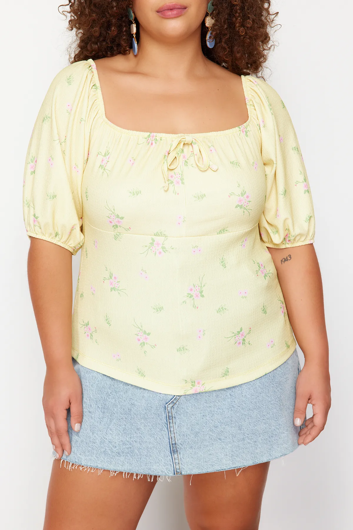 Trendyol Curve  Gelbe Strickbluse mit Blumenmuster TBBSS24AF00086
