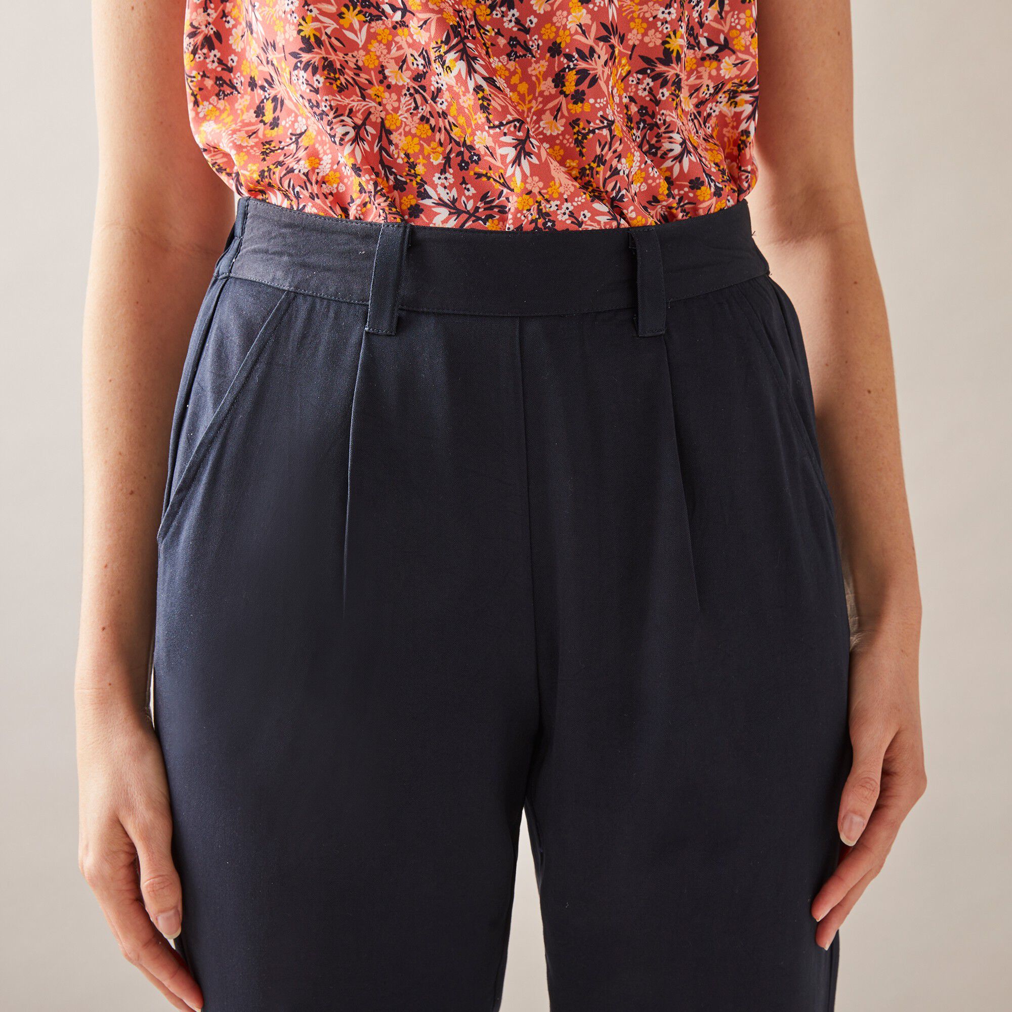 Pantalon fuselé uni ceinturé