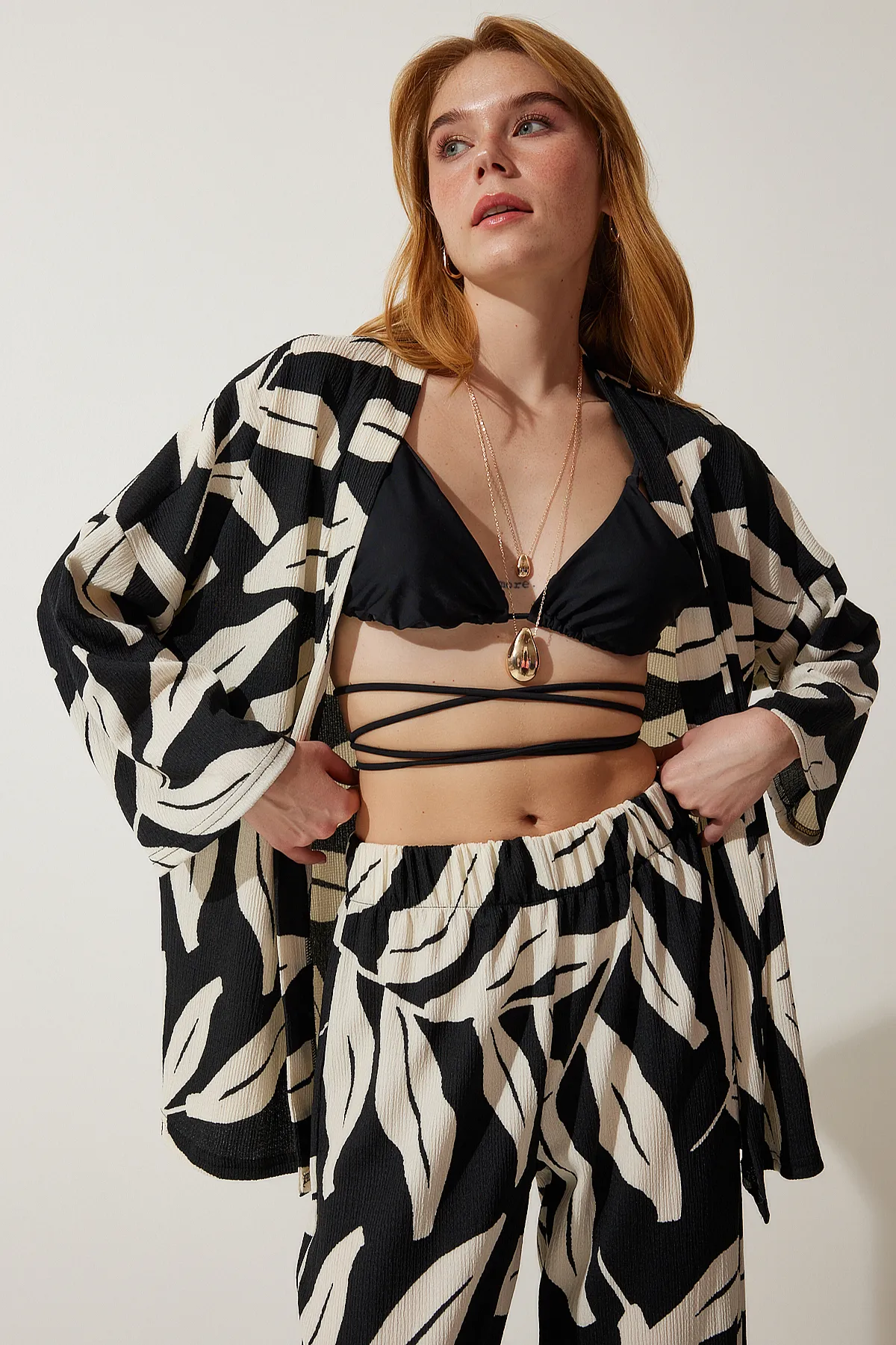 Happiness İstanbul  Schwarzes gemustertes Crinkle-Sommerjacke-Palazzo-Set für Damen DD01304