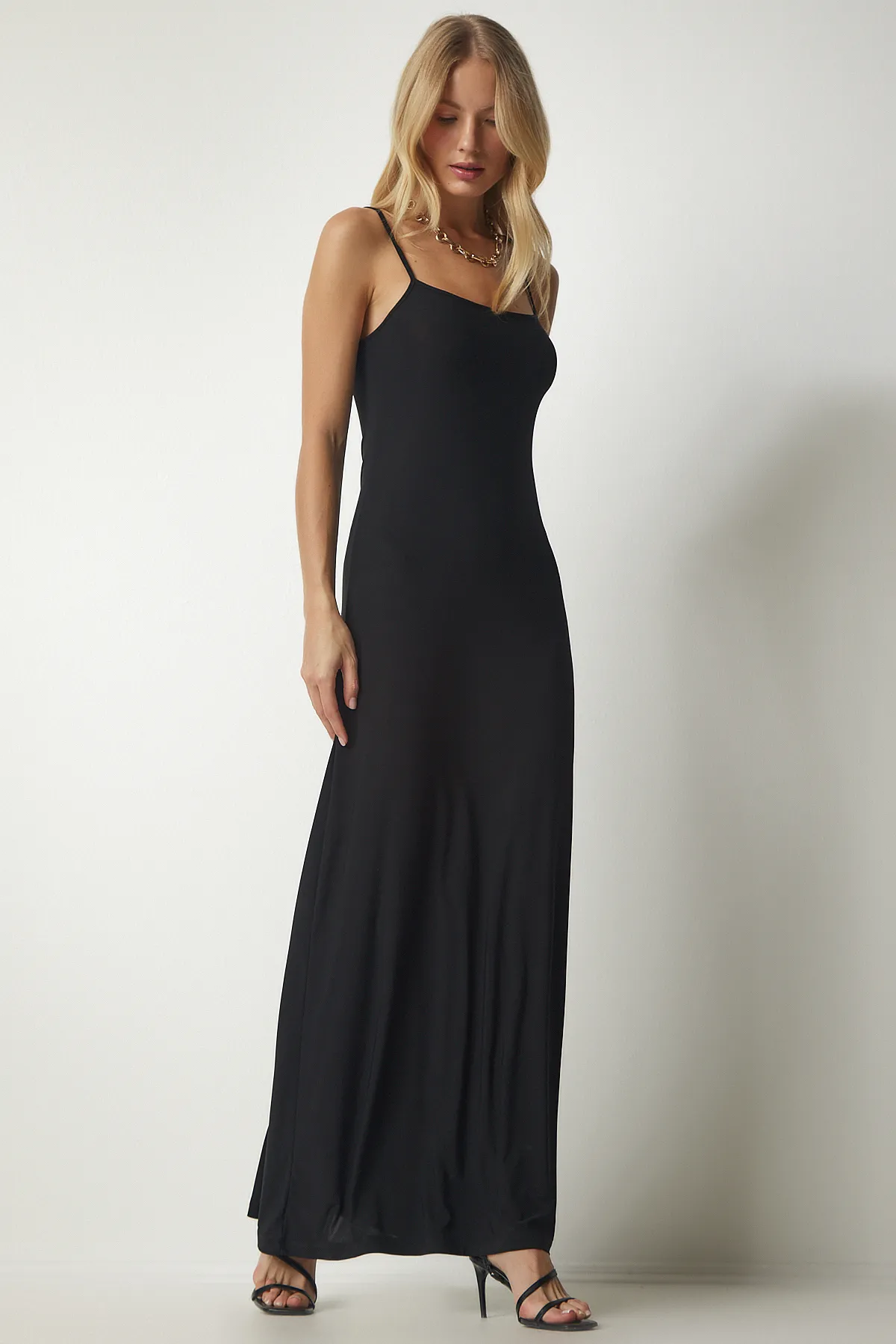 Happiness İstanbul  Schwarzes langes Sandy-Trägerkleid für Damen TO00093