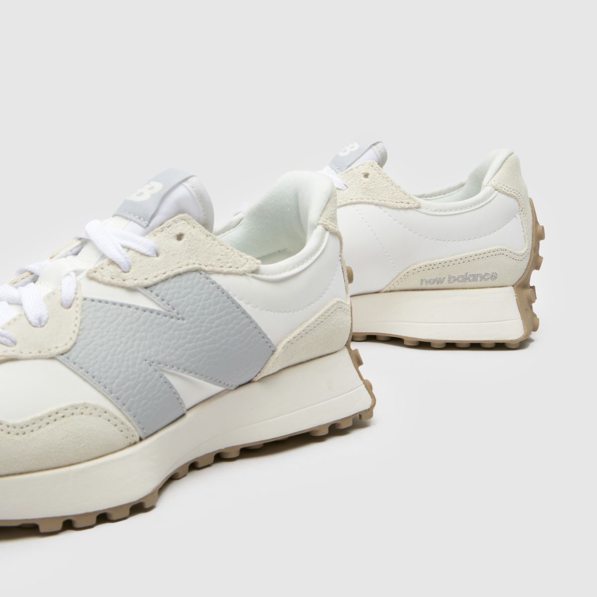 New Balance 327 träningsskor i vitt och grått