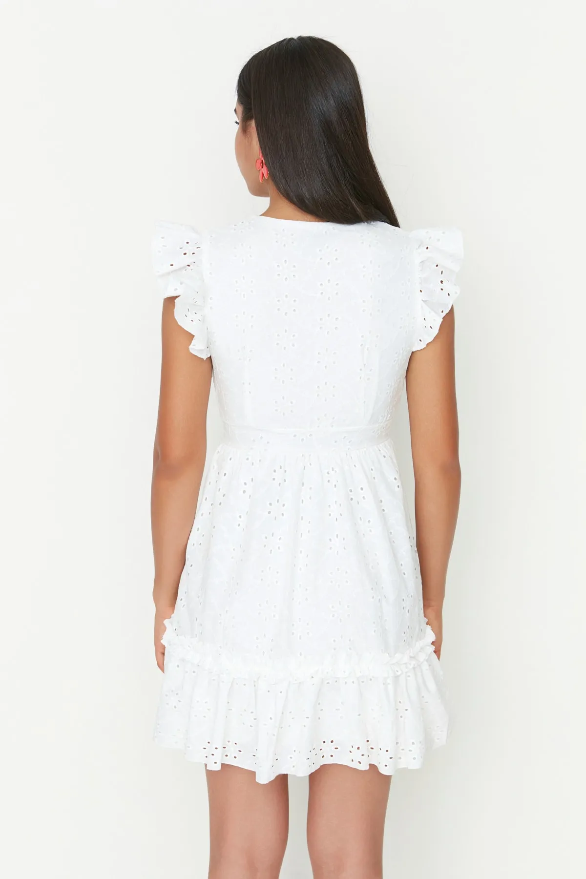 Trendyol Collection  Weißes Mini-Webkleid mit Taillenöffnung und Stickerei TWOSS22EL00697