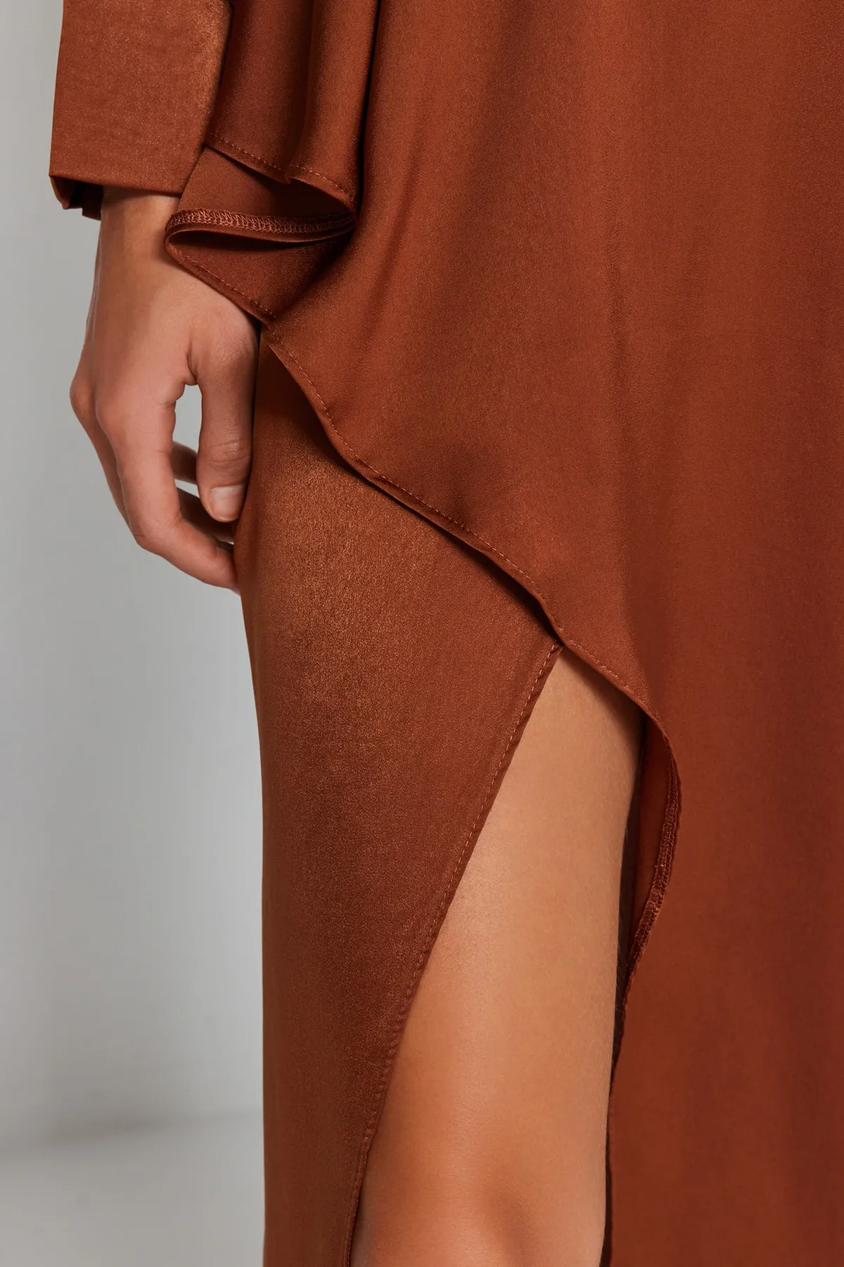 Trendyol Collection  Elegantes Abendkleid aus braunem, gewebtem Satin in Wickeloptik TPRAW24EL00111