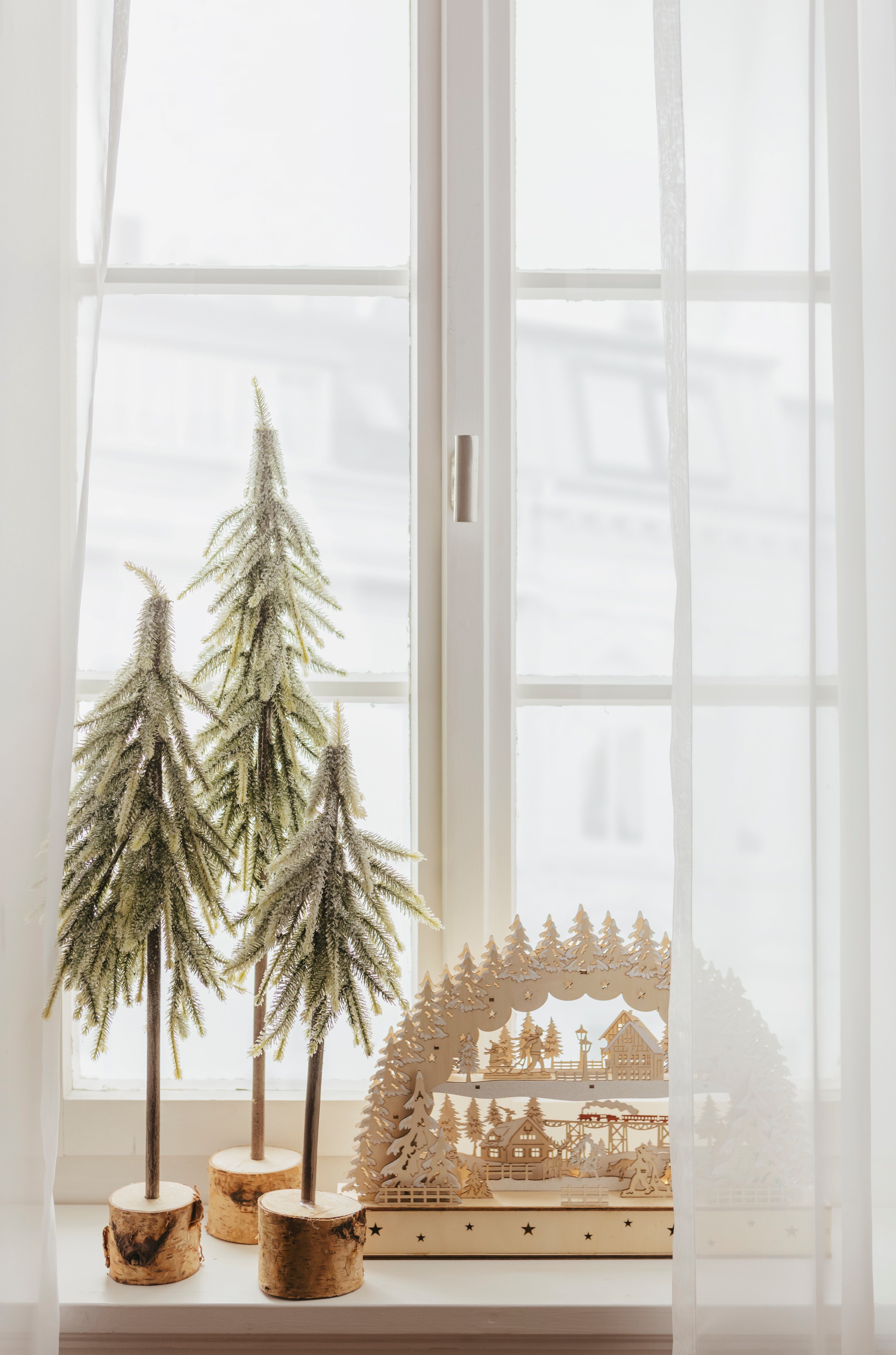my home Dekobaum Janosch, Weihnachtsdeko (1 St), Fichtenstamm mit beschneiten Zweigen auf Holzsockel