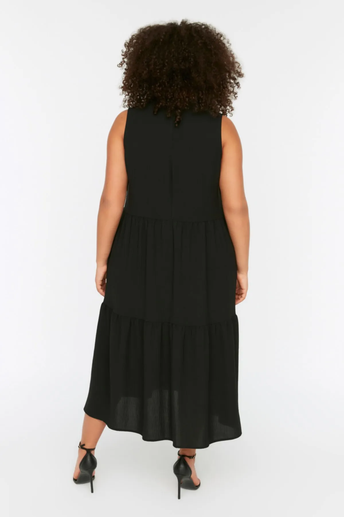 Trendyol Curve  Schwarzes gewebtes Kleid mit Schwungrad-Details TBBSS22EL1593