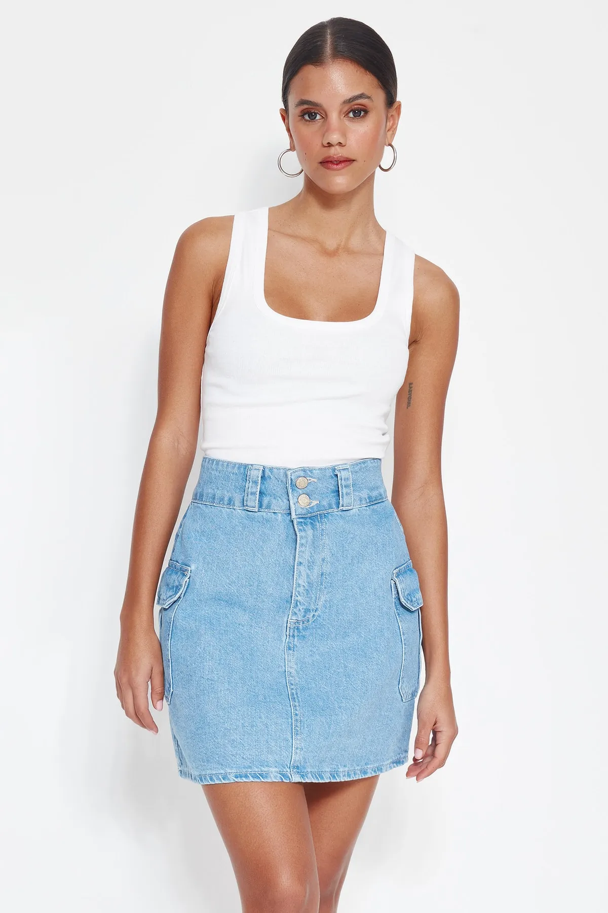 Trendyol Collection  Blauer Mini-Jeansrock mit Taschendetail TWOSS23ET00117