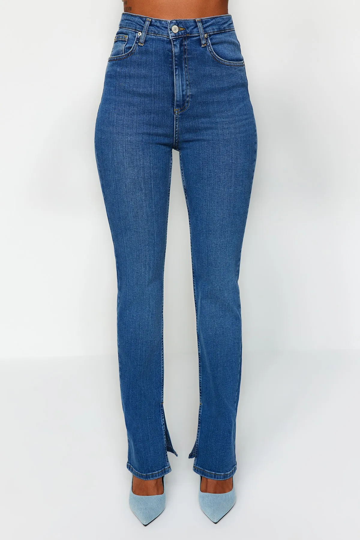 Trendyol Collection  Dunkelblaue Slim Flare Jeans mit Schlitz und superhoher Taille TWOSS22JE0643