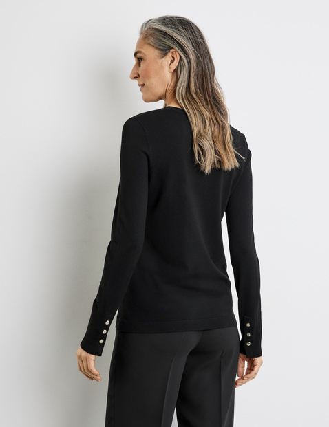 Nachhaltiger Pullover mit dekorativen Knöpfen