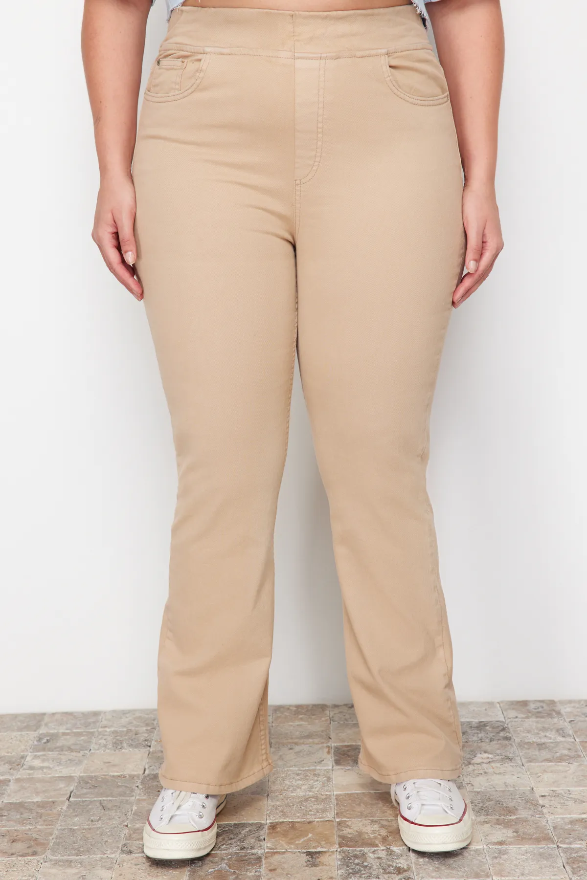 Trendyol Curve  Beigefarbene Jeans mit spanischem Bein und elastischem Bund TBBAW23CJ00060