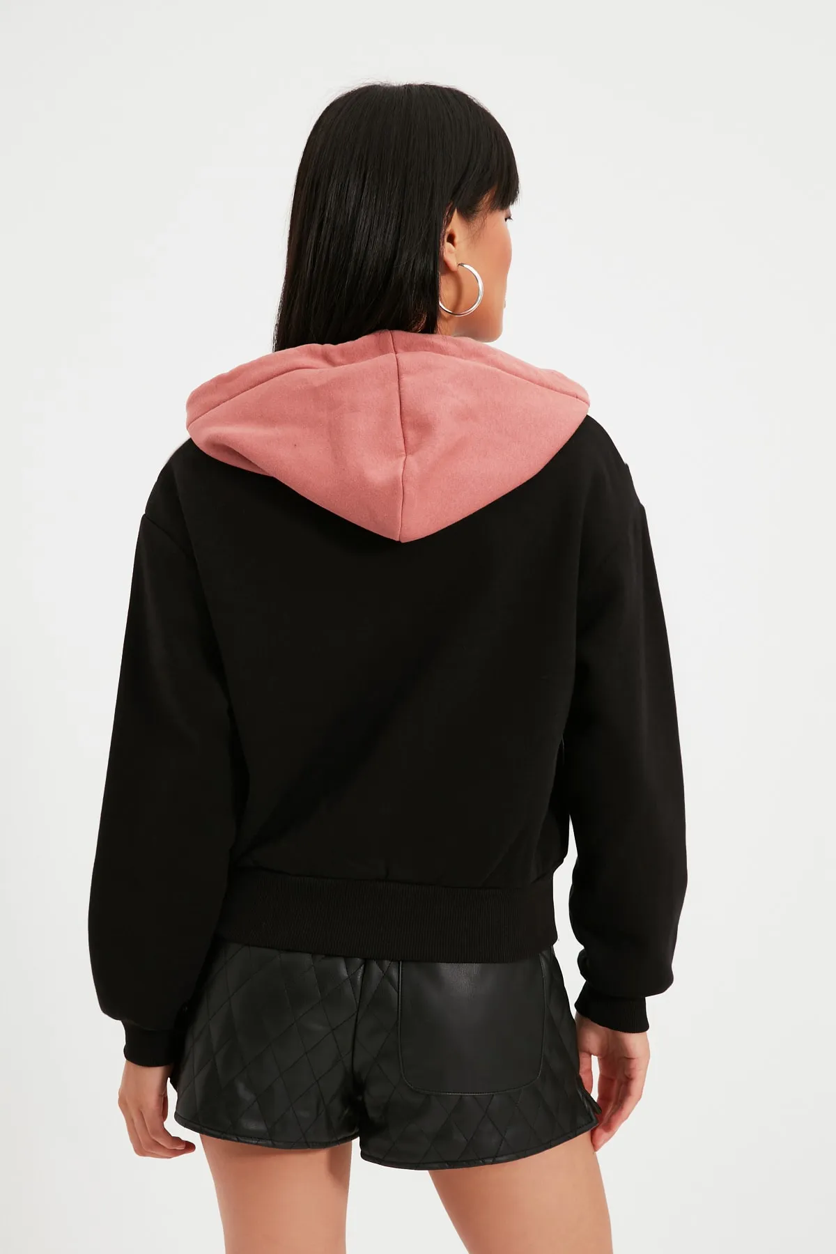 Trendyol Collection  Schwarzes Sweatshirt mit Kapuze und Farbblock-Muster, dickes Strickfleece innen, TWOAW21SW0059
