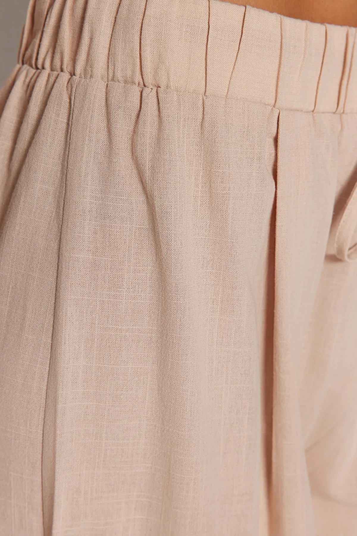Trendyol Collection  Beige gewebte Hose aus 100 % Baumwolle TBESS23PL00015