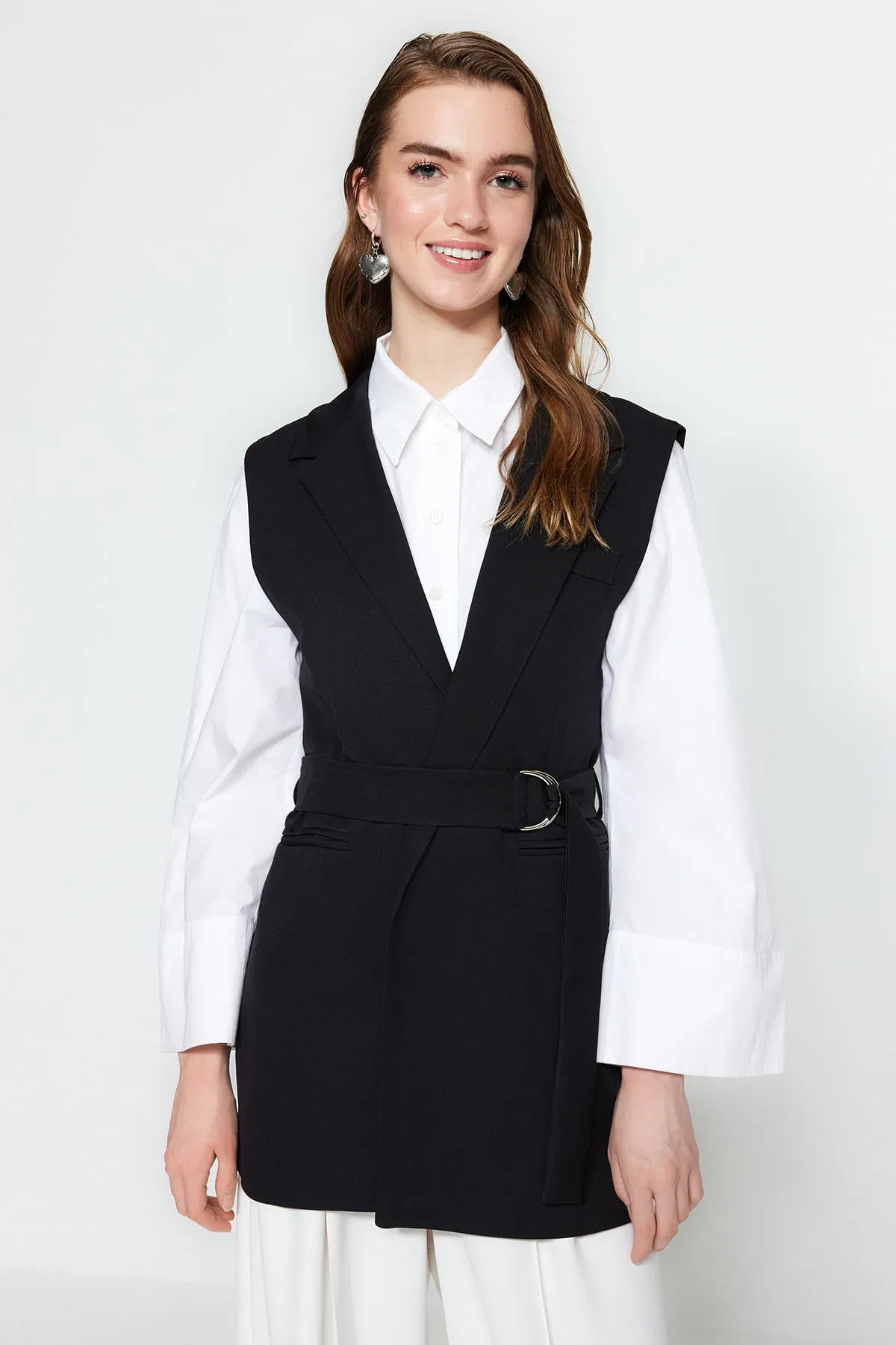 Trendyol Modest  Schwarze, gewebte, gefütterte Weste mit Taillengürtel TCTSS23YL00021