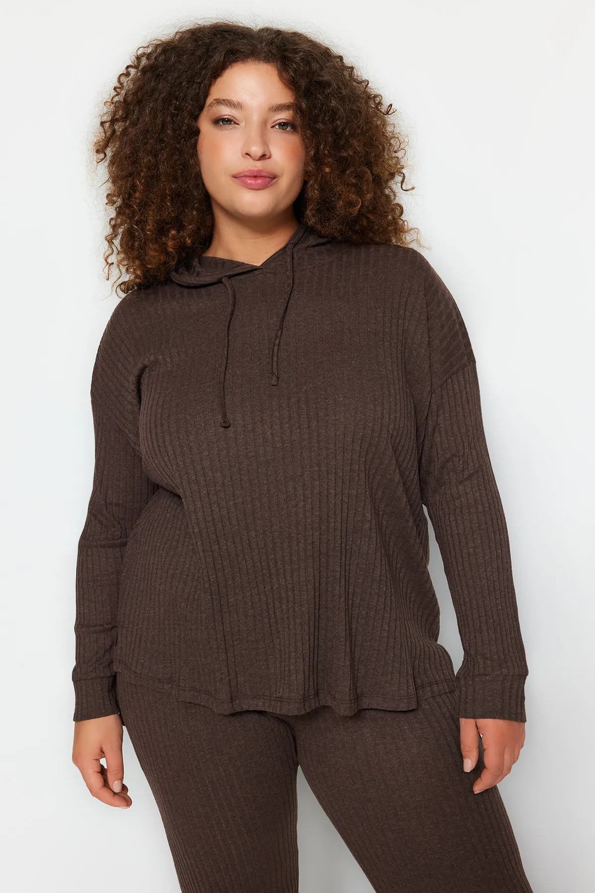 Trendyol Curve  Braunes, entspanntes Camisole-Set in Übergröße mit Kapuze und Oberteil TBBAW23CP00016