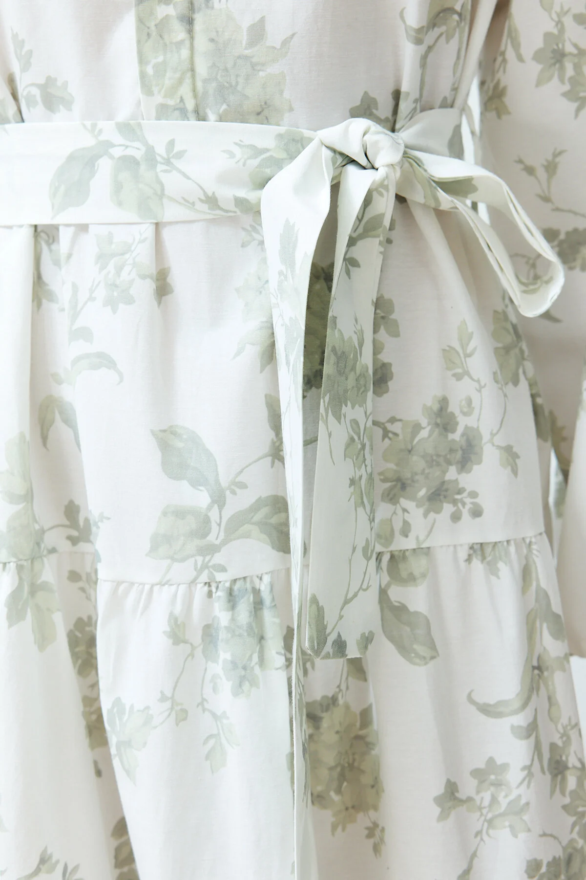Trendyol Modest  Ecrufarbenes, gewebtes Kleid aus Popeline mit Stehkragen und Blumengürtel TCTSS24EB00153