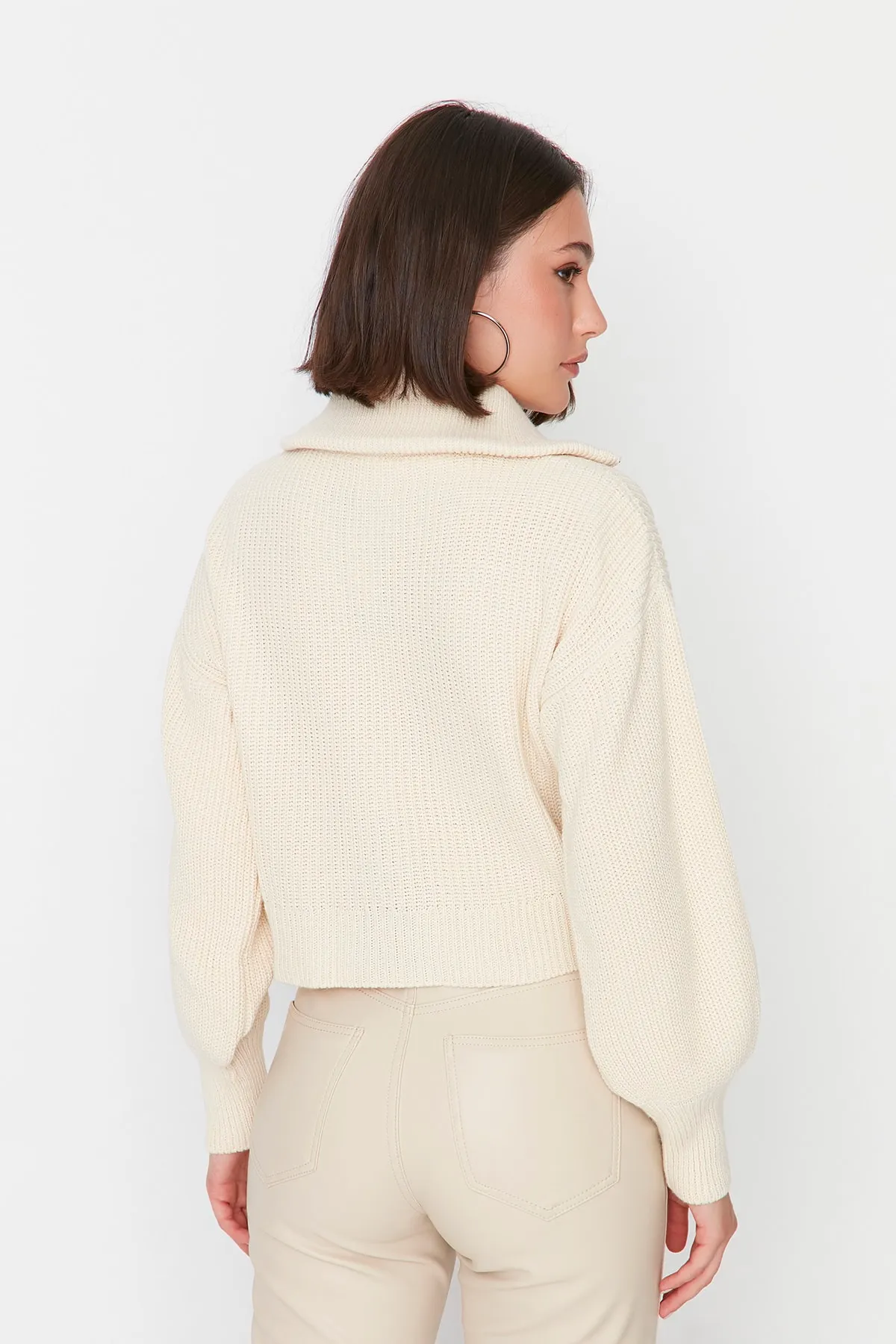 Trendyol Collection  Ecrufarbene, kurze Strickjacke mit Reißverschlussdetail TWOAW23HI00373