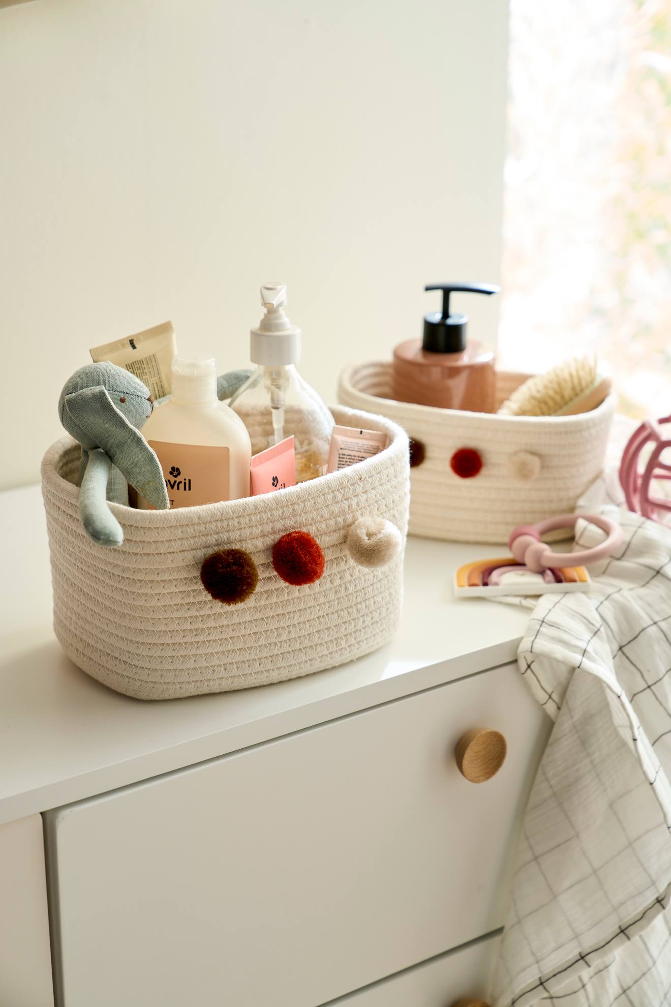 Lot de 2 paniers en corde à pompons beige